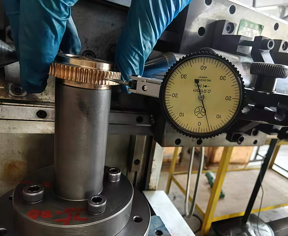 Worm-gear-runout-testing-custom-gear-manufacturer-Belon